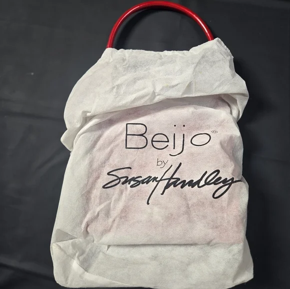 Beijo Shiny Red Shoulder Bag - Picture 6 of 6